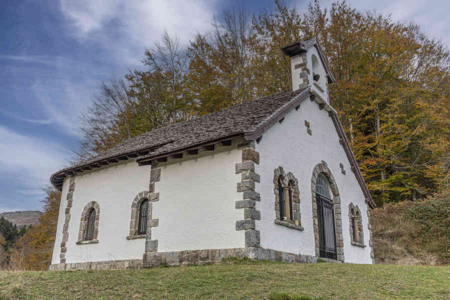 Comunidad Foral de Navarra 047 - Selva de Irati - ermita de Nuestra Señora de las Nieves.jpg
